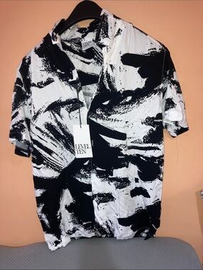 Men’s Black & White Short-Sleeve Button-Down Shirt